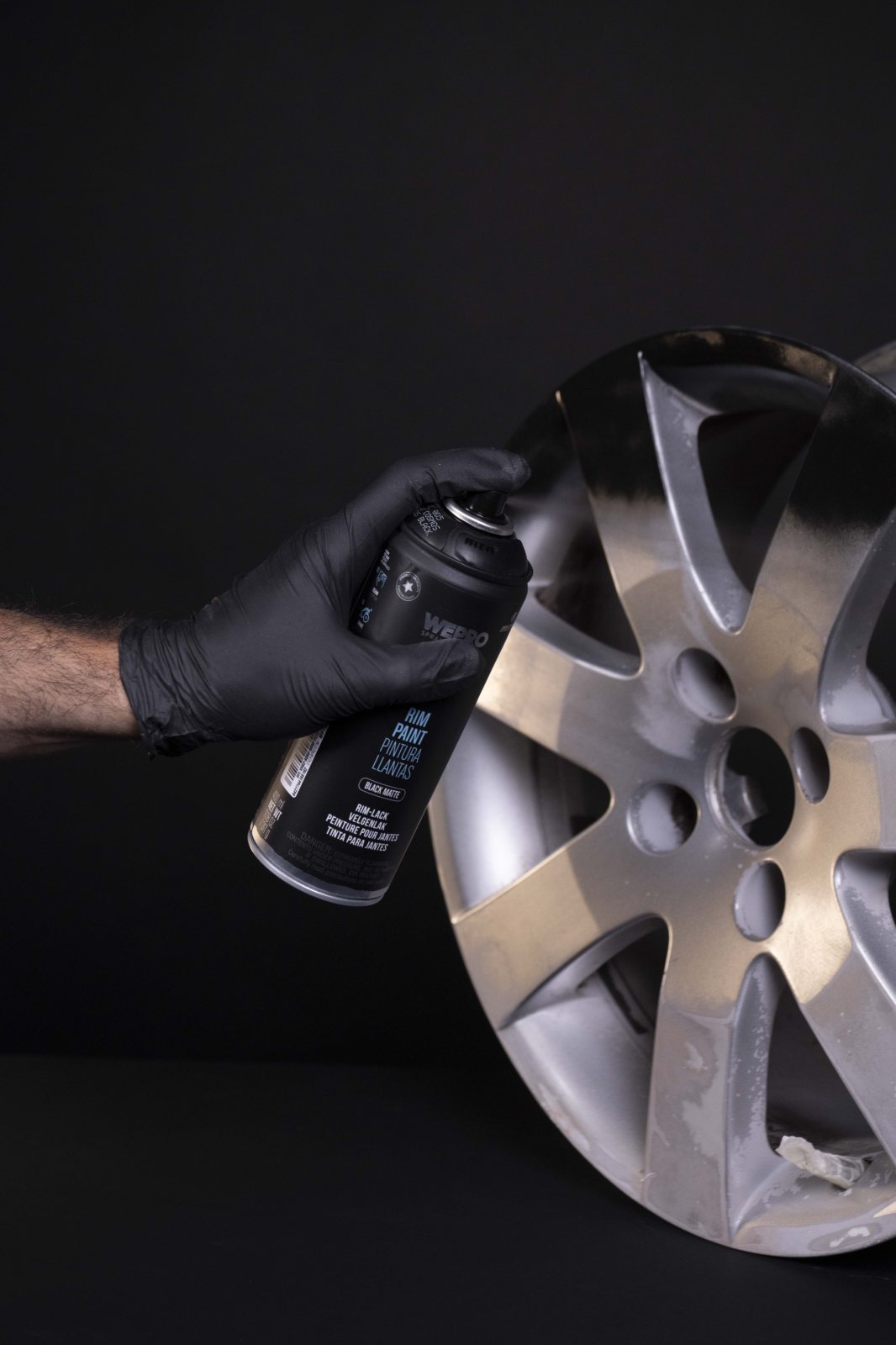 Az első réteg matt fekete festék az alufelnin WEPRO Rim Paint sprayjel