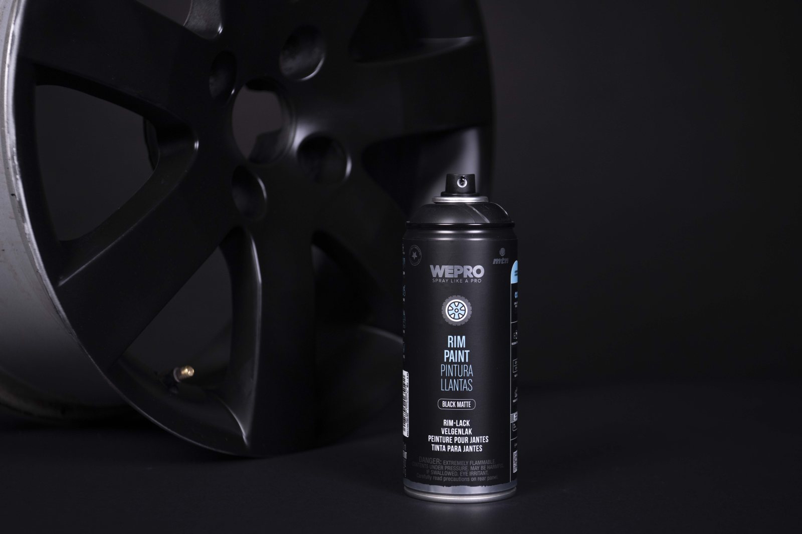 Kész alufelni matt feketében a WEPRO Rim Paint spray mellett